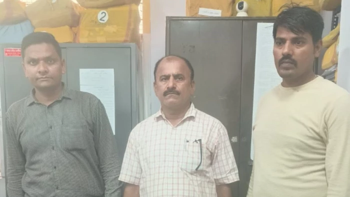 पिता की मौत के बाद मां की पेंशन के लिए भटकता रहा बेटा, 3 हजार की रिश्वत लेते अमीन रंगे हाथ गिरफ्तार