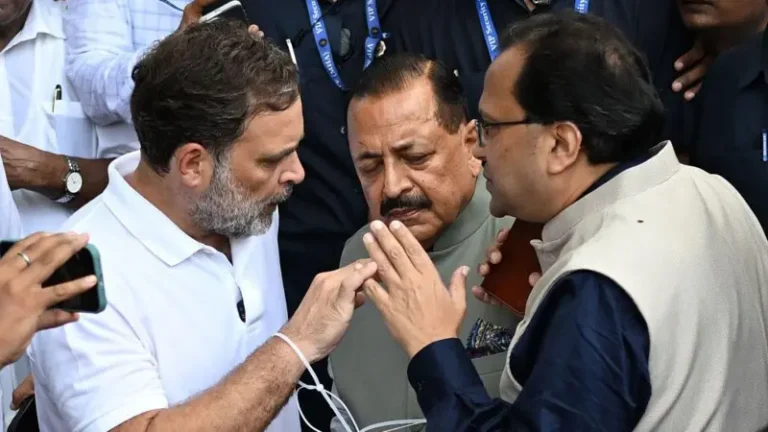 राहुल गांधी के धरने पर बैठते ही मोदी सरकार के मंत्री तुरंत बातचीत करने क्यों पहुंचे? अचानक बदली रणनीति ने बढ़ाई सियासी हलचल