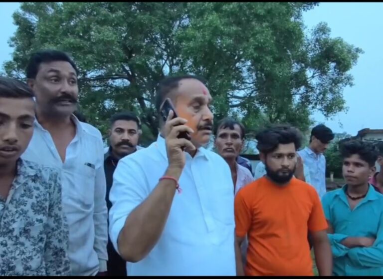 सीएम के गृह जिले में बदहाल सरकारी स्कूल, ग्रामीण विधायक को पकड़कर ले गए; जर्जर भवन देख भड़के