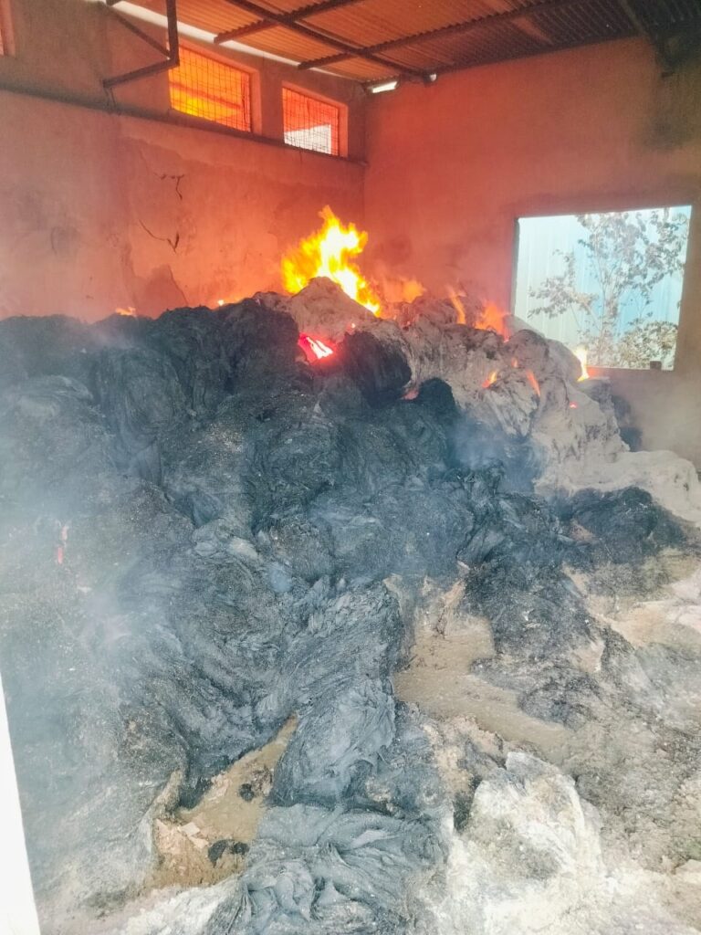 उज्जैन के बड़नगर में प्लास्टिक गोदाम में भीषण आग, 10 घंटे बाद भी धधक रही लपटें; करोड़ों के नुकसान की आशंका