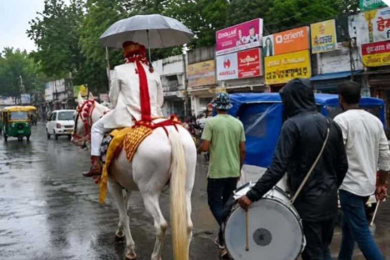 इंदौर की अनोखी बारात: घोड़ी पर अकेला दूल्हा, पीछे नहीं दिखा एक भी बाराती