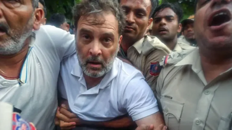 राहुल गांधी, प्रियंका गांधी और अखिलेश यादव को पीएम आवास के बाहर से हिरासत में लेने के बाद रिहा किया गया