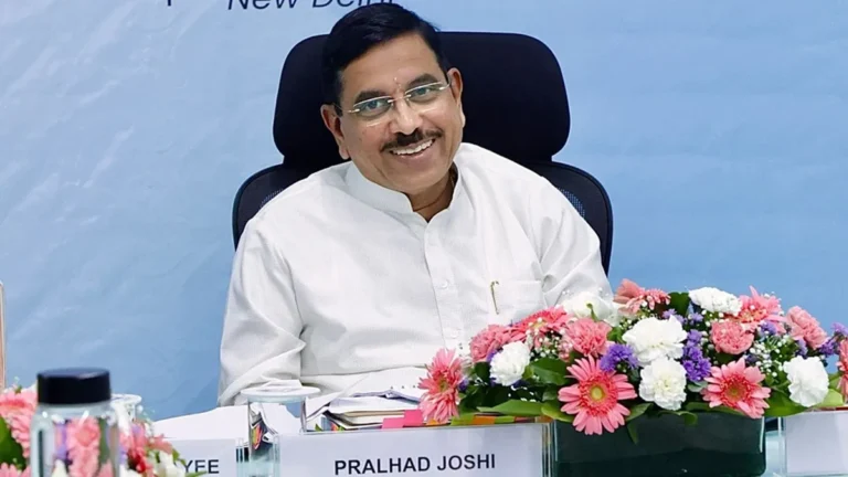 धर्मेंद्र प्रधान के इस्तीफे के बाद प्रल्हाद जोशी को शिक्षा मंत्रालय की जिम्मेदारी, राष्ट्रपति ने दी मंजूरी