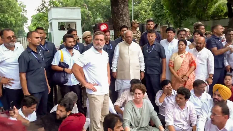 PM आवास के बाहर धरने पर बैठे राहुल गांधी से मिलने पहुंचे केंद्रीय मंत्री, बातचीत रही बेनतीजा