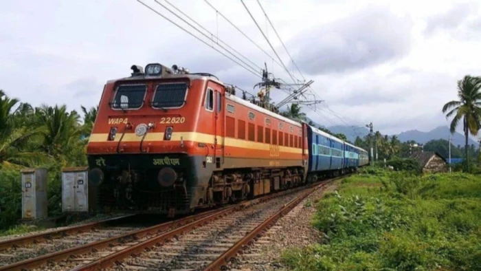 इंदौर-प्रयागराज स्पेशल ट्रेन को मिला नया ठहराव, अहमदाबाद-पटना स्पेशल का अतिरिक्त फेरा; यात्रियों को बड़ी राहत