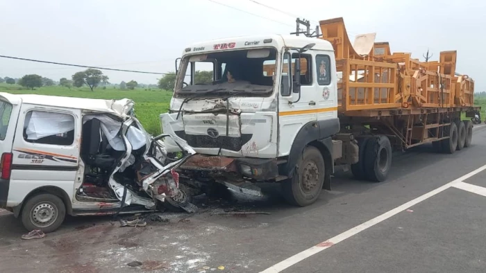 धार में दर्दनाक सड़क हादसा: महाकाल दर्शन कर गुजरात लौट रहे 6 युवकों की मौत, रॉन्ग साइड से आए ट्रॉले ने मारी टक्कर
