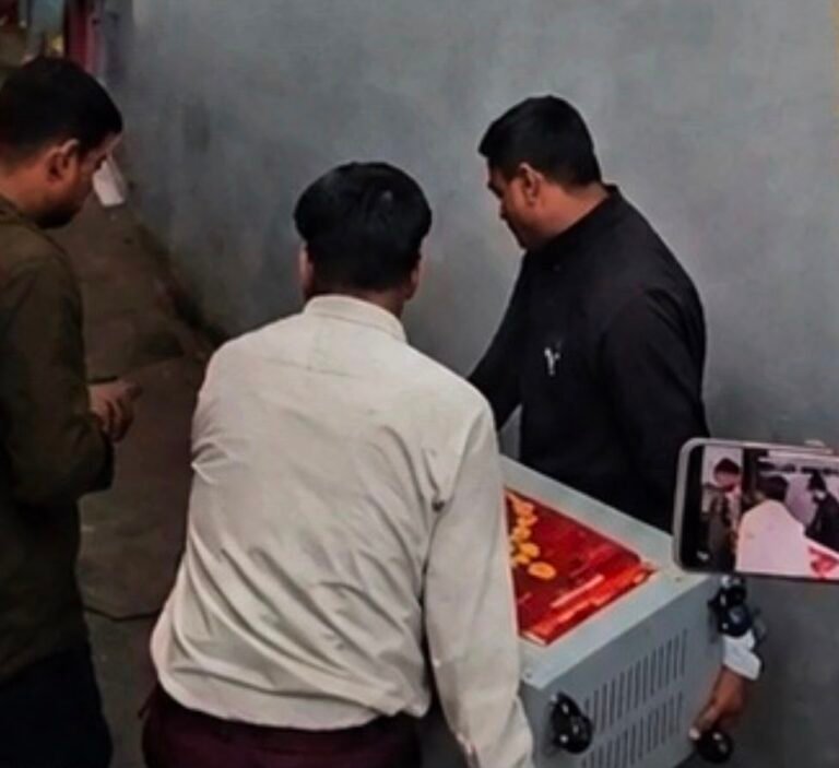 सागर में ऑटो चालक के घर से मिले नोटों से भरे बैग, करीब 3 करोड़ कैश बरामद! हथियार की सूचना पर पहुंची थी पुलिस