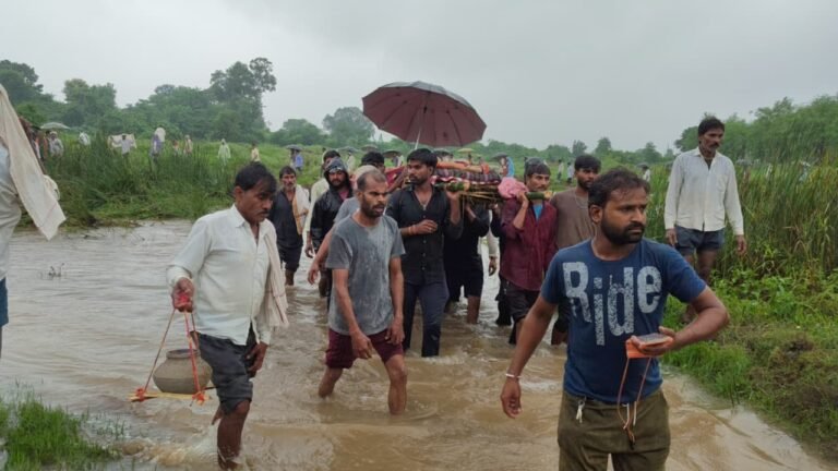 3 फीट पानी में निकली अंतिम यात्रा! न रास्ता, न पुलिया… सिवनी मालवा के सांटया मउ टोला में वर्षों से जिंदगी बनी मजबूरी