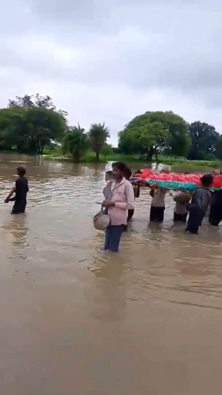 मध्य प्रदेश- समय पर अस्पताल न पहुंच पाने से महिला की मौत ,मौत के बाद भी धनिया बाई को नसीब नहीं हुई आसान राह, कमर तक पानी में निकली अंतिम यात्रा