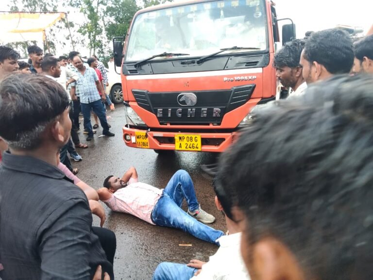 रानी अवंती बाई की प्रतिमा हटाने पर बवाल, टावर पर चढ़े प्रदर्शनकारी; 24 घंटे से धरना जारी