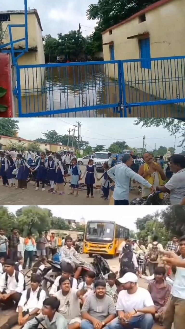 PM श्री स्कूल की बदहाली पर फूटा गुस्सा, गंदे पानी के बीच पढ़ने को मजबूर बच्चे सड़क पर उतरे