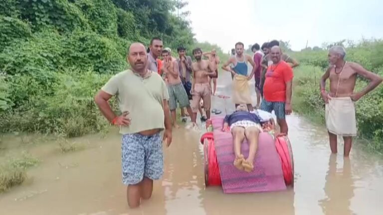 रीवा में शर्मनाक तस्वीर: बाढ़ ने रोका रास्ता, ड्रम के सहारे शव ले जाने को मजबूर हुए ग्रामीण