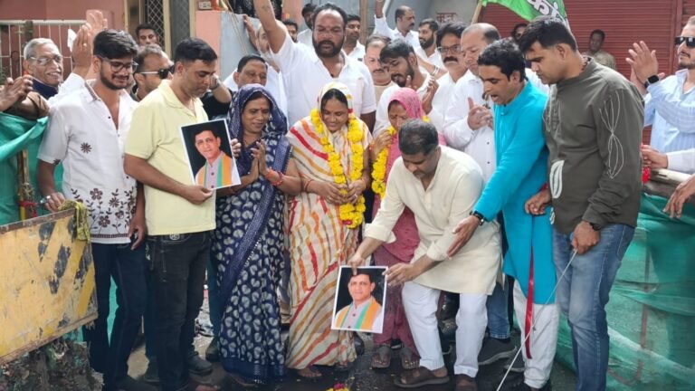 इंदौर में सड़क धंसी, बना गहरा गड्ढा; कांग्रेस ने महापौर की तस्वीर पर माला चढ़ाकर किया अनोखा प्रदर्शन