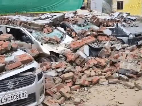 दिल्ली-NCR में बारिश का कहर: पार्किंग की दीवार गिरी, 8 गाड़ियां दबीं; अमरनाथ यात्रा रोकी गई