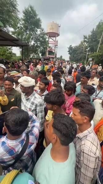 झाबुआ के मिंडल गांव में खाद संकट से किसान परेशान, वितरण व्यवस्था पर उठे सवाल
