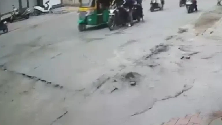 इंदौर में 40 करोड़ की स्मार्ट सिटी सड़क धंसी, पानी की टेस्टिंग के दौरान जमीन में समाया बड़ा हिस्सा