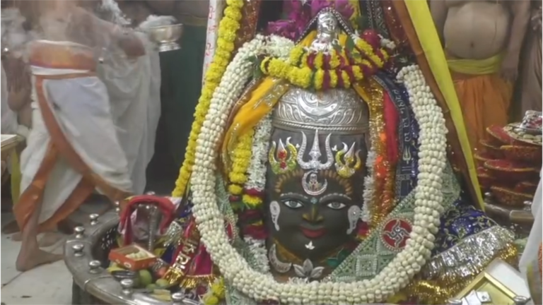 सावन के चौथे सोमवार पर शिवालयों में उमड़ा सैलाब, महाकाल के दर्शन को पहुंचे ढाई लाख भक्त