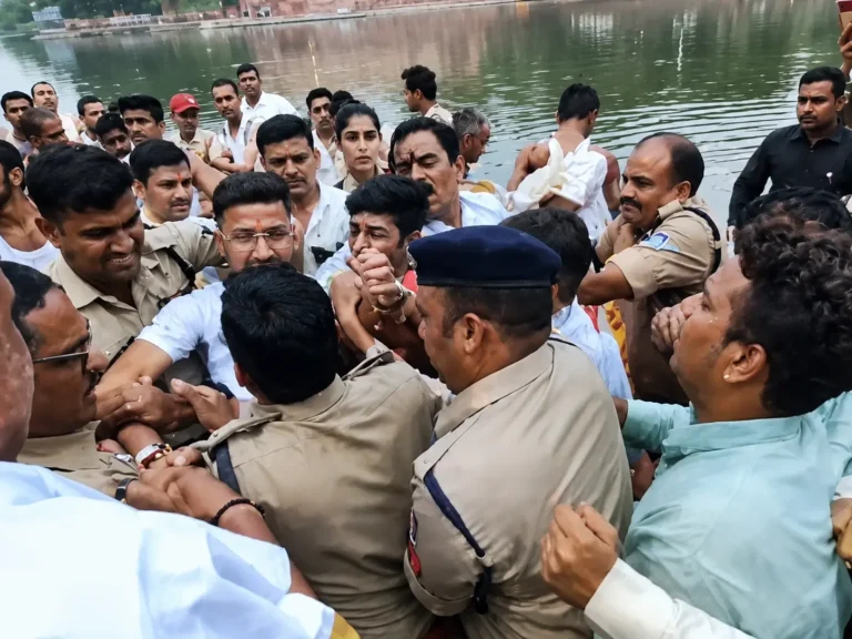 उज्जैन में शिप्रा आरती पर संग्राम! 11 साल पुरानी परंपरा को लेकर पंडा समिति और महाकाल मंदिर प्रशासन आमने-सामने