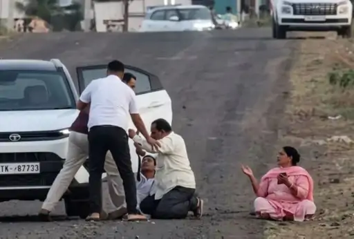 पुणे में जमीन विवाद ने पार किया हद, दो बेटों ने सड़क पर बुजुर्ग माता-पिता को पीटा