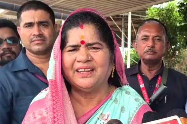 इमरती देवी मंच पर नहीं गईं, बोलीं- ‘मैं अपनी मर्जी की मालिक हूं’; ‘हत्यारे बैठे हैं’ वाले बयान से डबरा में सियासी हलचल