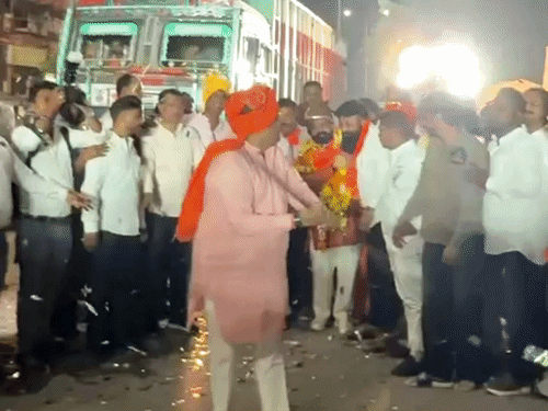 इंदौर में BJP नगर अध्यक्ष ने घुमाई बनेठी, डोल ग्यारस पर दिखाया पारंपरिक कौशल