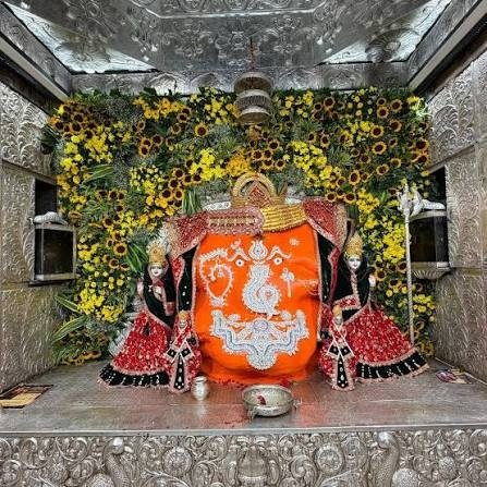 सोने का मुकुट, स्वर्ण छत्र और हीरे की आंखें… 7 करोड़ के गहनों से सजे खजराना गणेश, सवा लाख मोदक का भोग