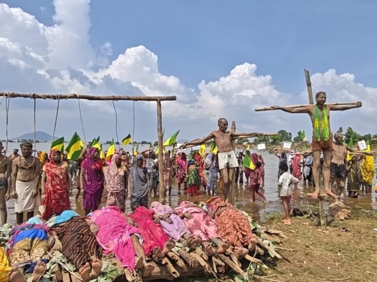 पन्ना में ‘चिता’ के बाद ‘सूली सत्याग्रह’, 12वें दिन विस्थापितों का आंदोलन तेज; मुआवजे और पुनर्वास की मांग