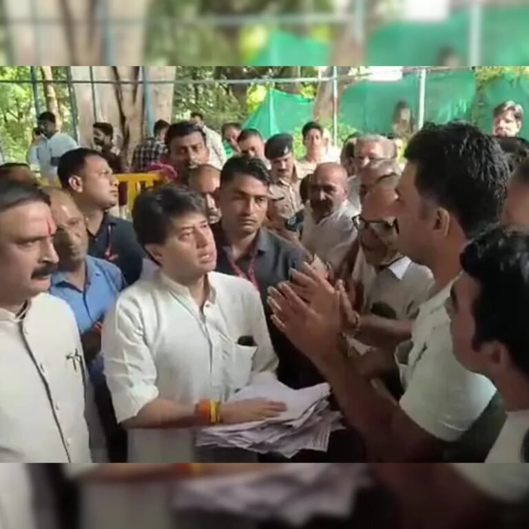 ‘महाराज! माला पहनाते-पहनाते जिंदगी निकल गई, खाद नहीं मिला’, किसान की बात पर सिंधिया ने कलेक्टर से कहा- नाम और नंबर लिखिए