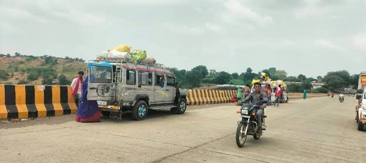 बड़वानी में सूखे खेत और बेरोजगारी ने बढ़ाई मजबूरी, परिवार समेत गुजरात जा रहे मजदूर; 5 गांवों में पलायन का असर