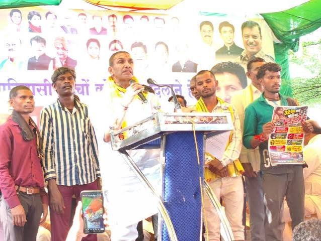 बालाघाट में बच्चों की मौत पर कांग्रेस का प्रदर्शन, जीतू पटवारी ने पीड़ित परिवारों से की मुलाकात; कलेक्टर कार्यालय तक निकाली न्याय यात्रा  बालाघाट। आदिवासी बच्चों की