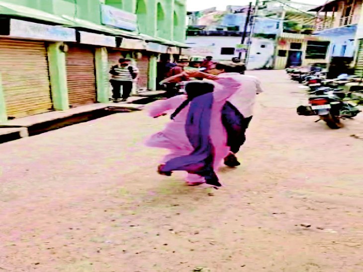 मिड-डे मील पर विवाद से स्कूल में बवाल, प्राचार्य से मारपीट का वीडियो वायरल; महिला ने चप्पल से किया हमला