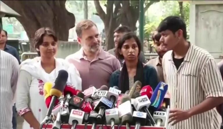 राहुल गांधी के सामने प्रदर्शनकारियों ने सुनाई आपबीती, दिल्ली पुलिस पर मारपीट और अभद्रता के आरोप