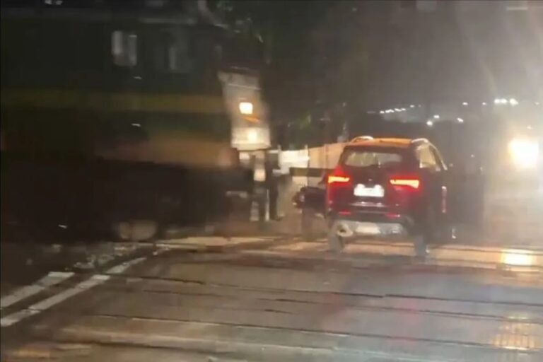 बंद फाटक के बीच फंसी कार को ट्रेन ने मारी टक्कर, रतलाम में बड़ा हादसा टला; गेटमैन पर गंभीर आरोप